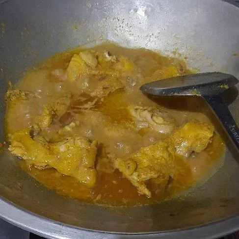 Masukkan ayam lalu tuang air masak hingga air menyusut.