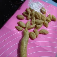 Ambil sedikit adonan, pilin memanjang. Gunting serong. Taburi tipis dengan terigu supaya tidak menempel.