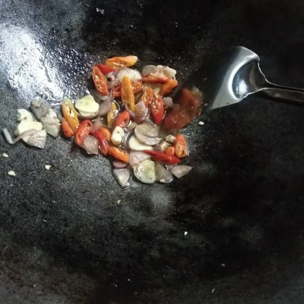 Panaskan minyak, tumis bumbu sampai wangi.