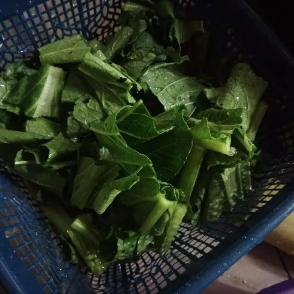 Potong-potong caisim sesuai selera.