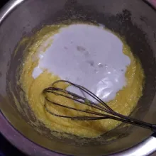 Tuang santan, kocok lagi hingga semua rata.