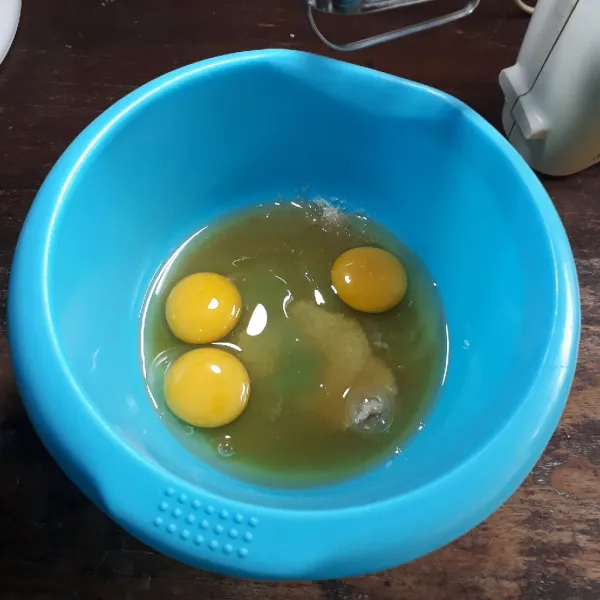 Campurkan telur dan gula.