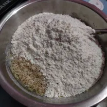 Masukkan terigu, kelapa sangrai, uleni sampai semua tercampur. Kemudian perlahan tuangkan air, jika kurang ditambah ya. Sampai adonan benar kalis dan menyatu padat.