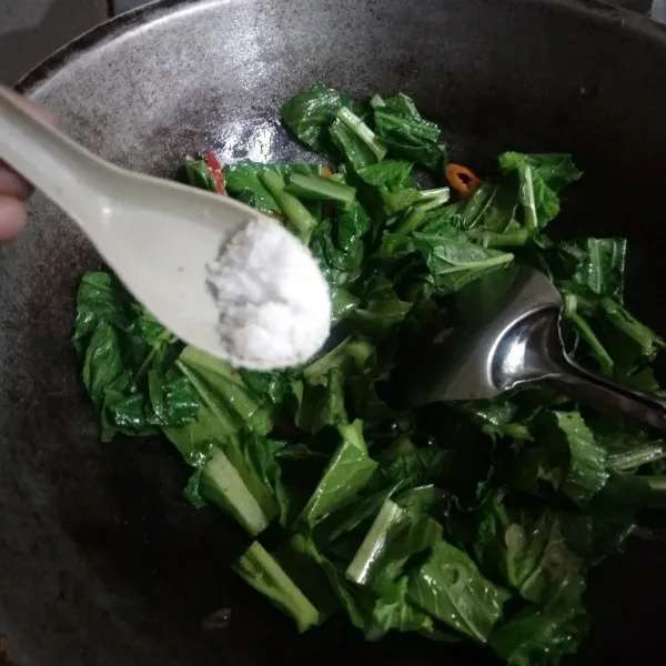 Masukkan garam dan kaldu bubuk. Masak sampai sayur matang.