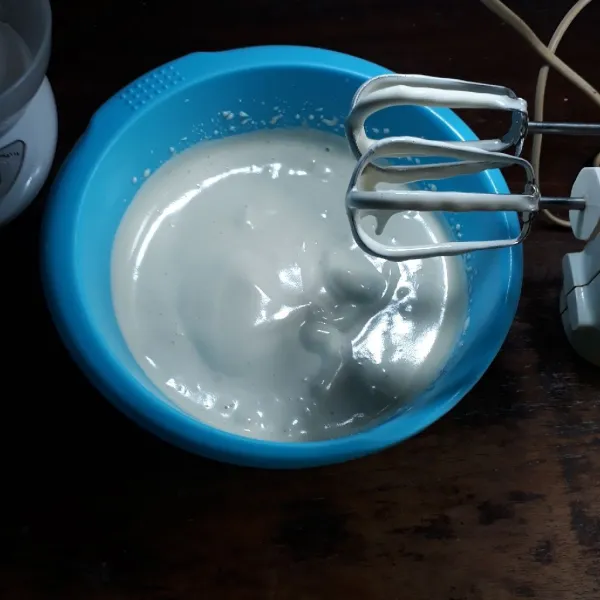 Mixer kecepatan tinggi hingga kental berjejak.