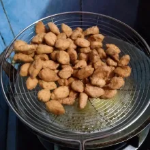 Kalau Ketapang sudah set, aduk sampai matang dan kecoklatan terang. Tunggu dingin dan minyak tiris.