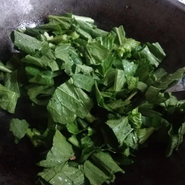 Masukkan caisim, aduk sampai rata dengan bumbu.