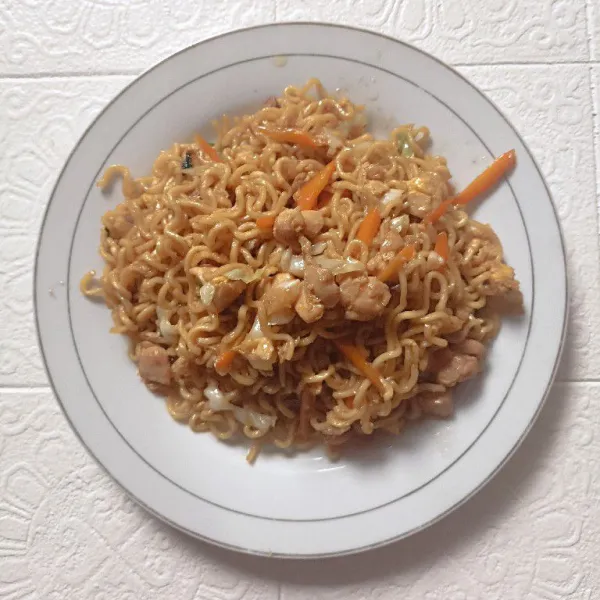 Mie goreng ala resto sudah siap. Selamat menikmati