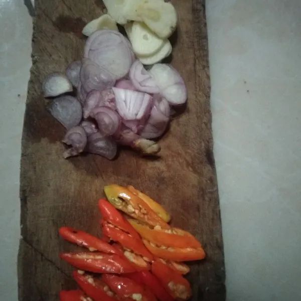 Iris tipis-tipis bawang putih, bawang merah dan cabe rawit.