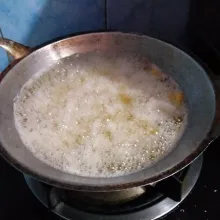 Panaskan minyak, masukkan guntingan biji Ketapang. Masak dengan api sedang cenderung kecil, memang berbusa di awal saat menggoreng tapi ketika sudah mau matang buih nanti akan menghilang. Jangan diaduk sebelum ketapang kokoh.
