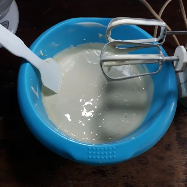 Tambahkan terigu dan susu yang sudah diayak, mixer rendah asal rata saja.