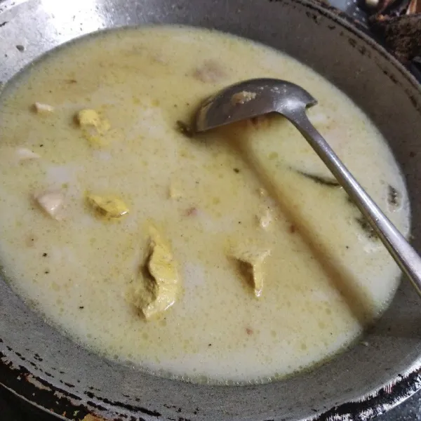 Masukkan santan, aduk perlahan. Masak kembali sampai bumbu meresap. Koreksi rasa.