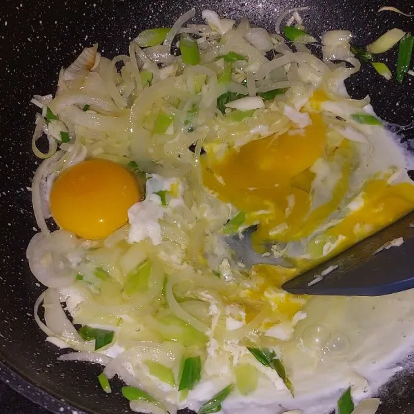 Tambahkan telur, aduk2 hingga telur matang.