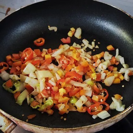 Tumis dengan 2 sdm air (tanpa minyak) bawang bombay, tomat dan cabe kurang lebih 3 menit