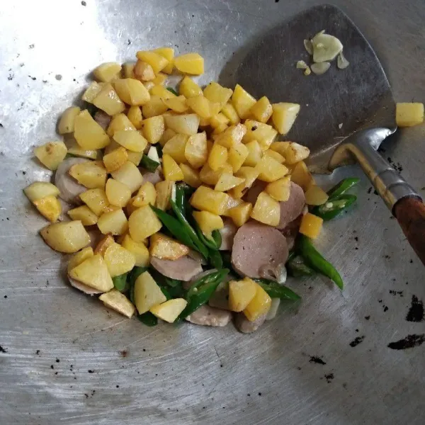 Masukkan kentang, tambahkan garam, kaldu bubuk dan lada bubuk. Aduk kembali. Masak sampai bumbu meresap. Koreksi rasa.