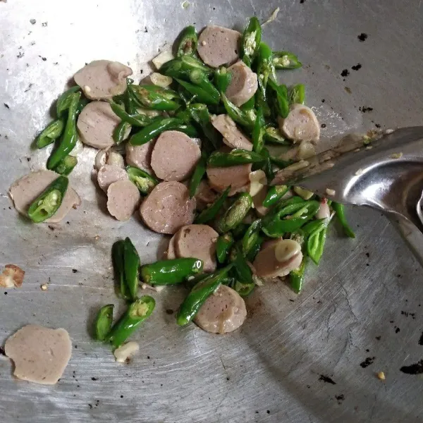 Masukkan bakso, aduk rata. Masak setengah matang.