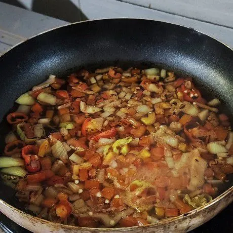 Masukan air, masak bawang bombay, tomat dan cabe kurang lebih 5 menit