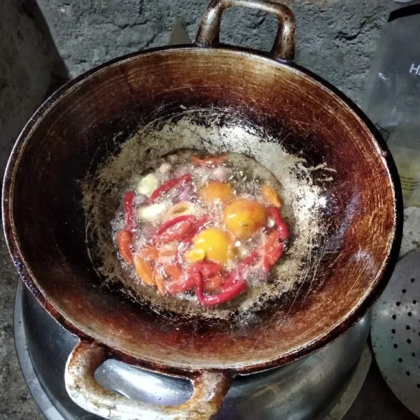 Goreng cabai keriting, cabai rawit, bawang merah, bawang putih dan tomat hingga matang