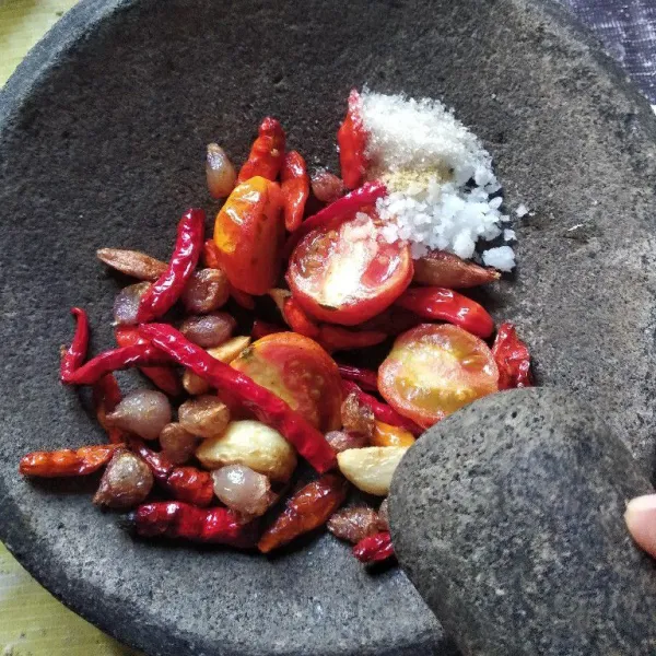 Haluskan bahan yang telah digoreng dengan gula, garam dan kaldu bubuk