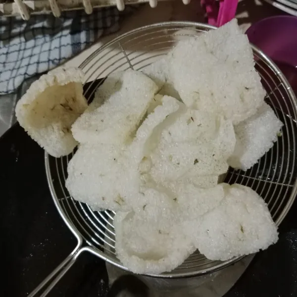 Panaskan minyak gunakan api sedang, goreng krupuk hingga mengembang. Tiriskan, biarkan dingin baru simpan dalam toples.