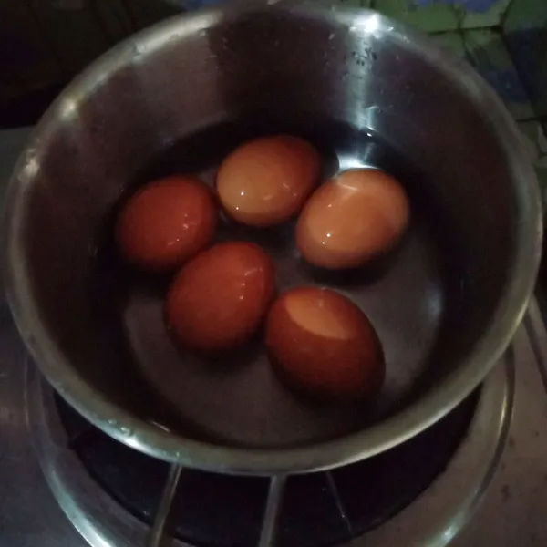 Rebus air dan telur hingga matang angkat kupas, goreng ayam dan telur hingga berwarna kecoklatan angkat tiriskan .