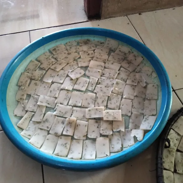 Simpan di kulkas selama semalaman. Keluarkan dari kulkas kemudian iris tipis. Jemur hingga kering.