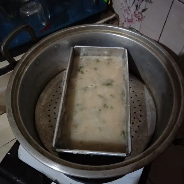 Kukus selama 30 menit dengan api sedang, jangan lupa beri kain pada tutupnya. Biarkan dingin lalu keluarkan dari cetakan.