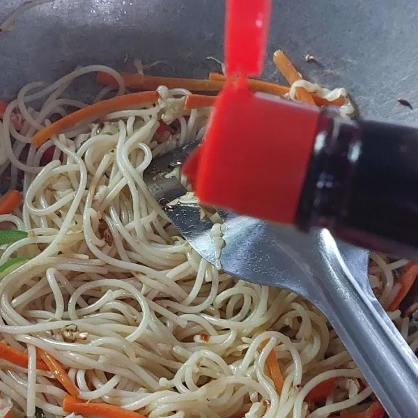 Tambahkah seasoning, cabe hijau, aduk rata, masak sebentar dengan api besar, lalu matikan api kompor.