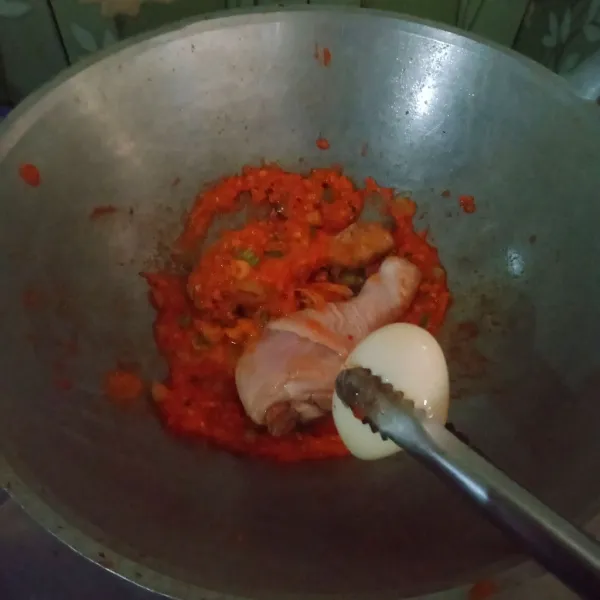 Masukkan ayam, telur aduk rata.