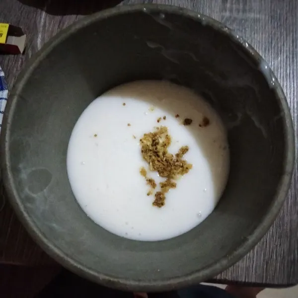 Blender nasi hingga halus, masukkan bawang putih dan ketumbar yang dihaluskan, aduk rata.
