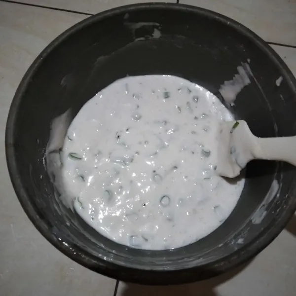 Masukkan irisan daun bawang dan tepung tapioka, bumbui kaldu bubuk, merica bubuk dan garam. Aduk rata.
