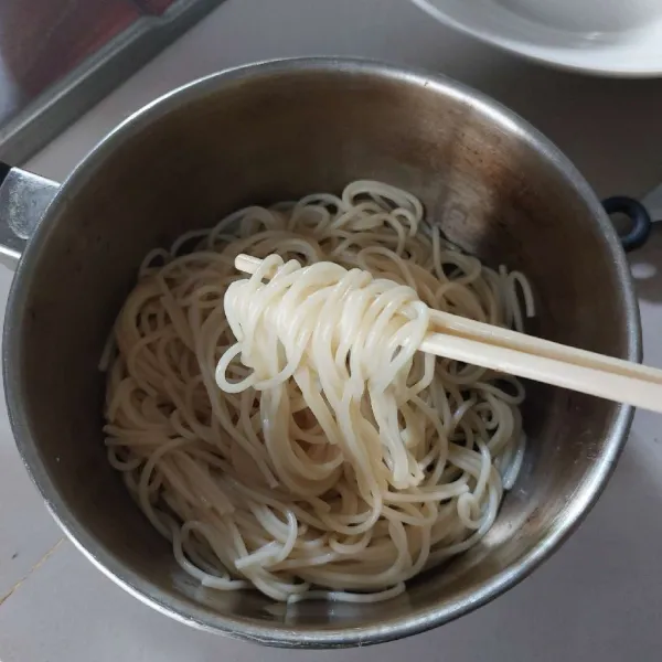Rebus spaghetti sampai matang, tiriskan, bilas air dingin, tiriskan lalu beri minyak wijen, aduk.