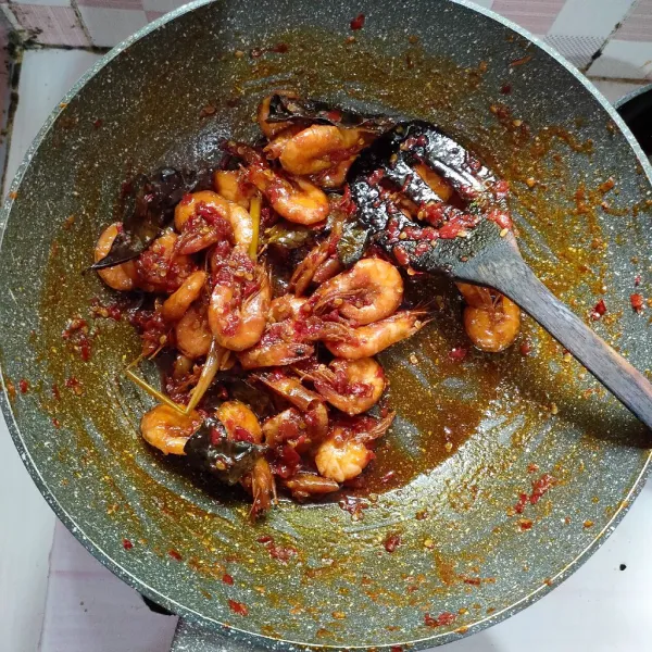 Masak sampai udang berubah warna dan tercampur bersama bumbu, koreksi rasa dan sajikan.