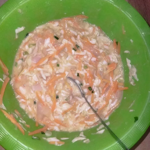 Siapkan wadah, masukkan semua bahan, kecuali minyak dan bahan saus. Kemudian, aduk merata.