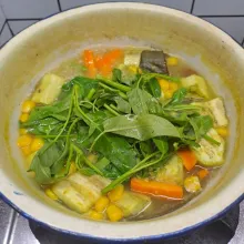 Masukkan daun kangkung, bumbui garam, kaldu bubuk dan gula pasir. Aduk sampai rata, koreksi rasa sesuai selera.