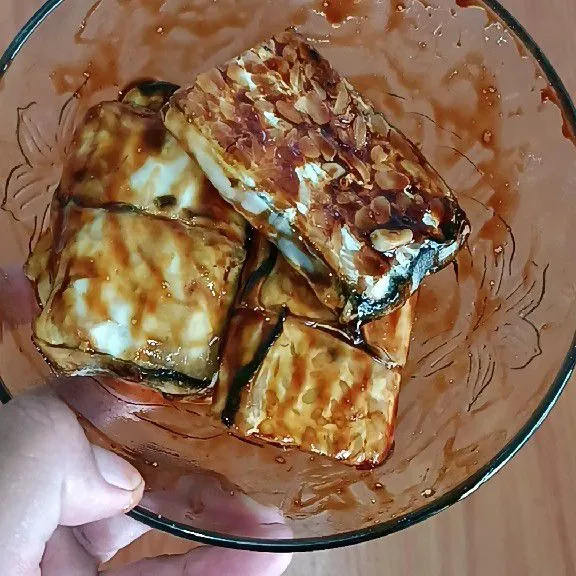 Lumuri tempe hingga merata.