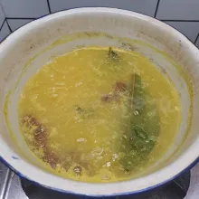 Rebus air sampai mendidih, masukkan bumbu halus, salam, lengkuas dan asam jawa. Masak sampai aromanya tercium.