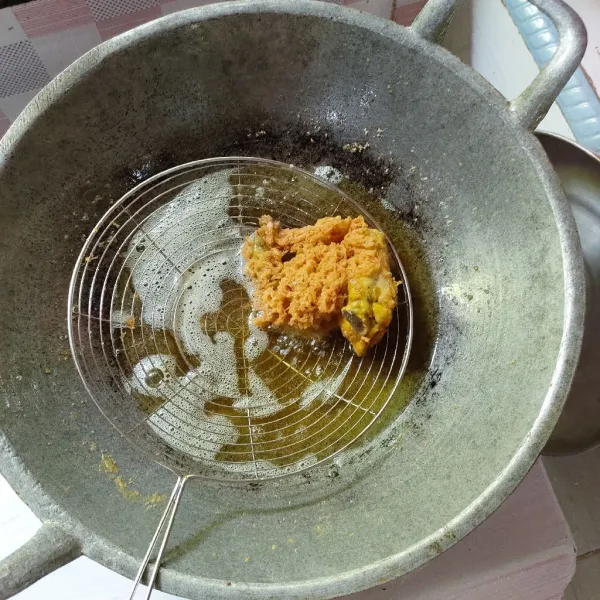 Angkat dan tiriskan