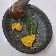 Uleg semua bahan bumbu sampai halus.