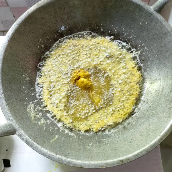 Panaskan minyak yang agak banyak lalu siram 1 centong adonan kremesan tambahkan ayam dibagian tengah, selimuti ayam dengan kremesan, masak sampai kremesan kuning keemasan