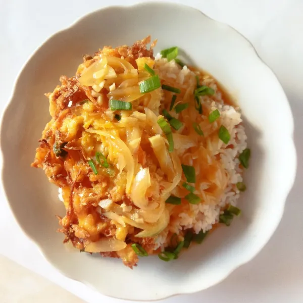 Sajikan telur dengan siraman saus!