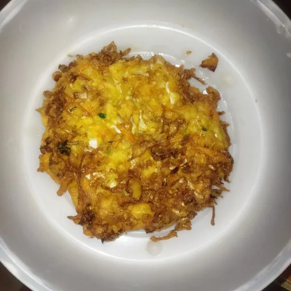 Bagi menjadi dua adonan, kemudian goreng dalam minyak yang panas dengan api kecil sampai kecoklatan.