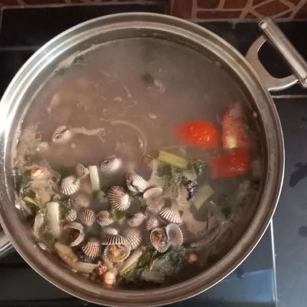 Biarkan sekitar 3 menit sambil diaduk,koreksi rasa lalu sajikan.