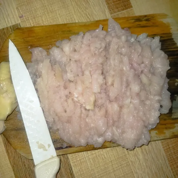 Cincang kasar daging ayam.