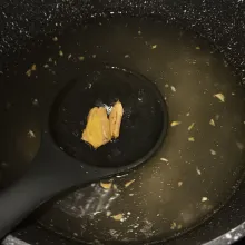 Sup Rambuta Tuang kaldu/air. Tambahkan jahe, masak sampai mendidih dengan api sedang.