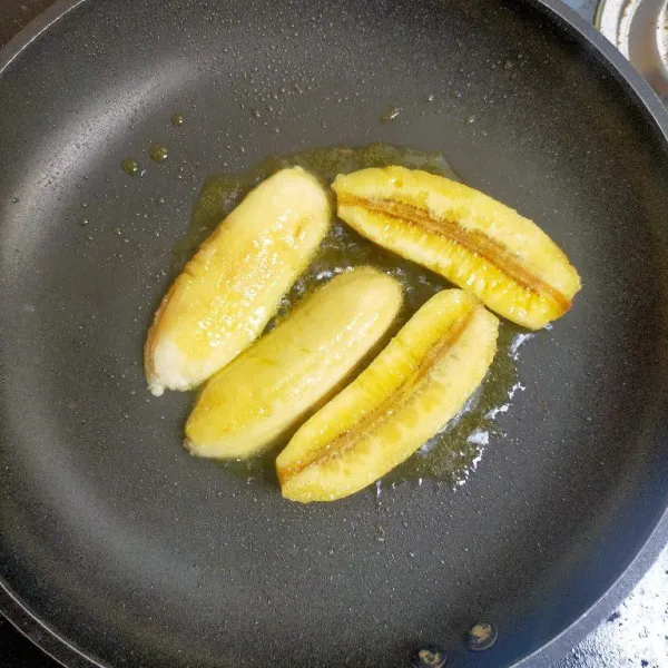 Belah pisang menjadi 2, panggang dengan margarin hingga kecoklatan.