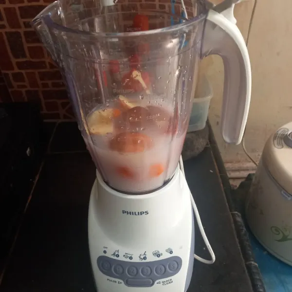 Campurkan semua bahan dalam blender, tambahkan 500 -700 ml air, 3 sdm susu kental manis, sejumput vanili, sejumput garam.