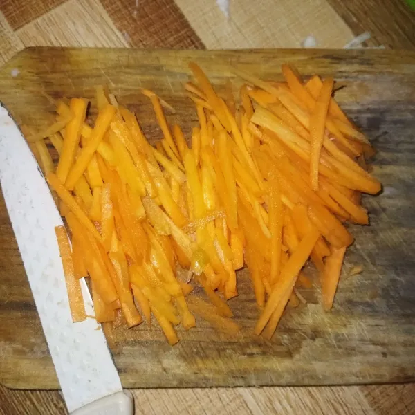 Iris tipis sayur wortel.