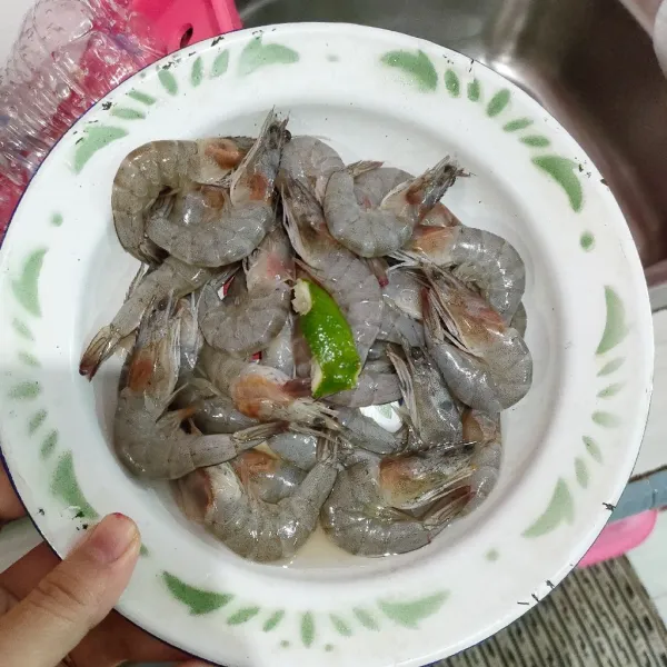 Beri perasan jeruk nipis udang yang sudah di bersihkan.