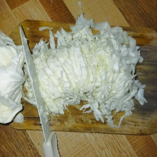 Iris tipis sayur kubis.